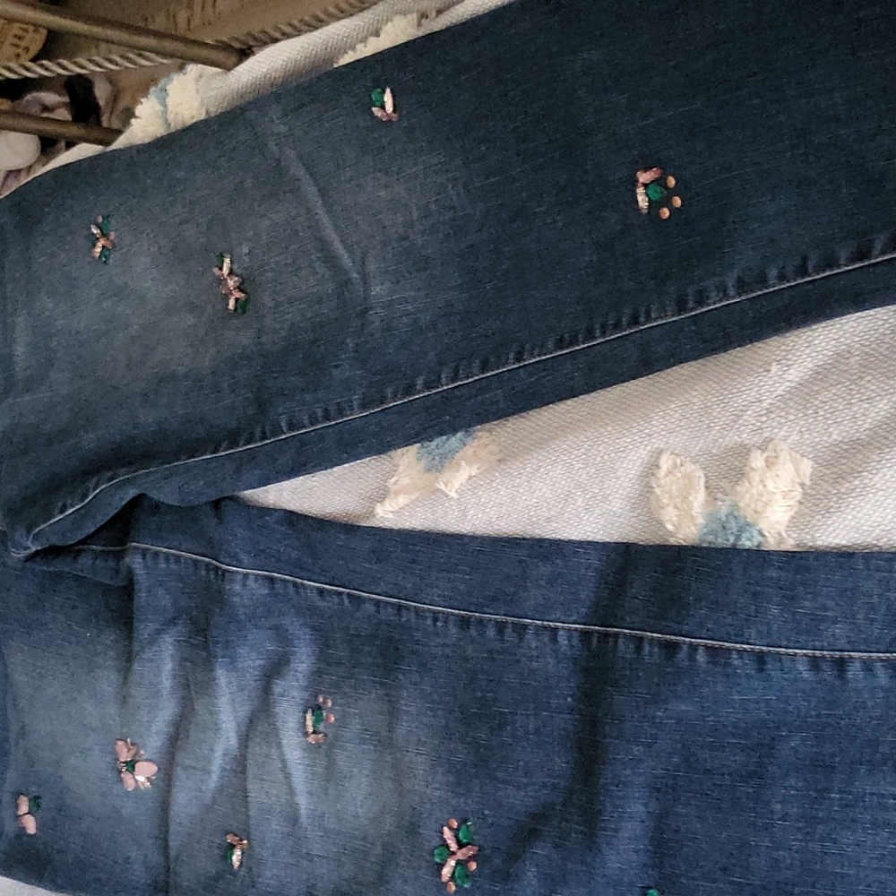 CHICOS So Slimming  Girlfriend SlimLeg Ankle.  Jeans. Excellent Condition.